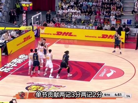 张皓嘉赛后落泪!你可以质疑他的能力,但请相信他对篮球的态度!#张皓嘉 #广东宏远 #徐杰 #胡明轩 #广东浪险哥