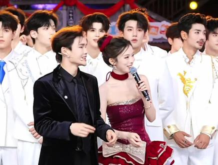 瑶瑶摔了坚持带伤直播 #瑶瑶摔了 #瑶瑶放心不下龙浩天 #瑶瑶回归大舞台 #瑶瑶唱歌转身舞 #淋雨一直走 瑶瑶队长昨晚脚意外摔伤,放心不下龙浩天一瘸一拐坚持直播,把我看哭了,多好的女孩啊@Ai瑶瑶☀️(美妆版) @龙浩天🐲 (酉阳桃花源酉州古城直播)