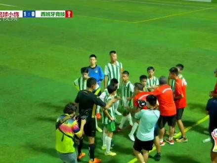 补水时间教练指导战术后,詹景源秒破门深圳西班牙竞技1:1扳平中国足球小将,点球大战……#董路 #2034杯第二届小学生足球大会 #2034杯