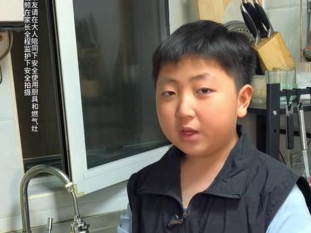 小学生做的香草冰激凌 天气热了,在家自制香草冰激凌,比外面卖的的更实惠更健康,甜度也能自己说了算,关键做一次冻起来能吃好久哈哈哈哈~#萌娃 #亲子厨房 #自制冰激凌