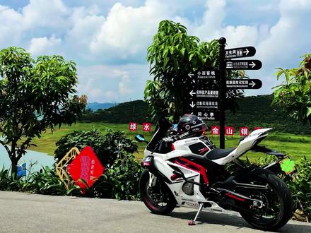 450rr上180后胎,这饱满程度谁能拒绝~#450rr曼岛#改装 #大宽胎