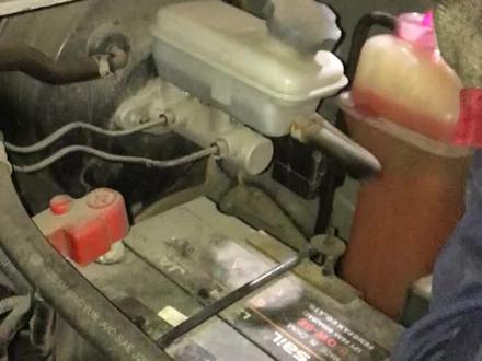 江淮瑞风,这个是有放气堵的加#修车 防冻液