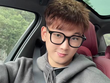 只需30秒让你每天出门发型不重样 #左颜右色造型蓬松喷雾 #男生发型 #如何打造蓬松感发型