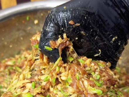 #猪肉槐花馅 #饺子馅 #美食教程 #水饺 #跟着抖音学做菜 猪肉槐花饺子馅,口感很鲜很嫩又多汁!
