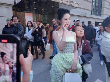 巴黎时装周护送雨婷下班超长版 #巴黎时装周 #岳雨婷 #Eliesaab #月光石 #A.D在米兰 感受到月光的凝聚力,这种双向的奔赴充满了力量!