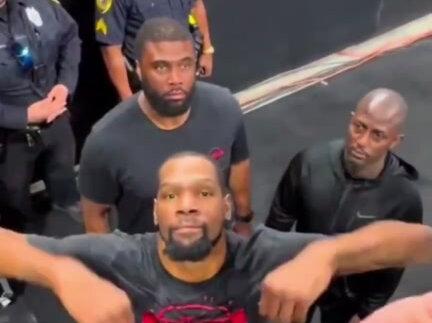 杜兰特是真性情啊 有人对他比出拇指向下 他会立刻激情回应 可当对方转头想要签名时 他依旧毫不吝啬 这份真实不装、爱恨都写在脸上的样子 大概就是大家这么喜欢他的原因。#杜兰特 #库里 #欧文 #克莱汤普森 #火箭