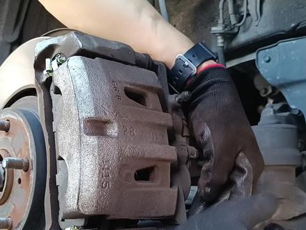 “DIY 教学” 众所周知美国修车工时很贵,其实换刹车片不难,细节很重要,但没有相关动手经验的切勿尝试。 #汽车知识分享 #现场实拍 #抖音记录修理工的日常 #汽车保养与维修