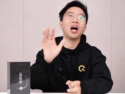 今天给大家介绍#iQOO15Ultra 所搭载的“手机显卡”—— 自研电竞芯片Q3
在极致的性能释放支撑下,这一次,行业首发「超分+超帧+光追」三并发技术
并首次实现「《无限暖暖》全场景光线追踪」,给你带来旦用难回的游戏视效体验!
iQOO15 Ultra现在已陆续登陆线下门店,欢迎到店体验,给我留言讲讲你的体验感受~