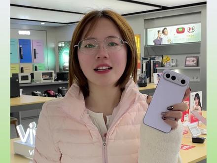 过年回家,一定要帮爸妈把手机上【浏览器】里的广告关掉! 不然老人打开浏览器,全是垃圾广告,半天找不到搜索框!老人用手机还是功能简洁最重要!一天一个vivo手机小技巧·第91期——关闭浏览器广告。
打开【浏览器】,点击右下角【我的】,再点击右上角【设置】,进入【首页设置】,选择【极简首页】,再关闭下方的两个功能。再返回上一步,找到【网页浏览设置】,将【网页下载相关推荐】关闭。再返回上一步找到【消息通知】,全部关闭就可以了。
年底想买手机的小伙伴,点击左下角卡片,一对一帮你锁定优惠价格!
#vivo #小技巧 #国补 #年货节 #苏宁易购