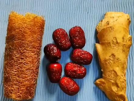 丝瓜络和红枣都含有丰富的维生素和微量元素及蛋白质。喝丝瓜络和红枣熬煮的水可以增强体质和提高免疫力#喝出来的健康 #喝出好气色