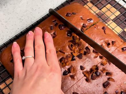 萱萱软软的红糖红枣糕,满满的红枣香,食材和做法都很简单,姐妹们赶快试试吧~
材料🧾
鸡蛋6个,低筋粉150克,泡打粉3克,小苏打2克,盐1克,玉米油80克,红枣碎80克,红糖90克,牛奶60克
#简易早餐 #美食分享 #美食教程 #早餐备餐 #家常美食分享