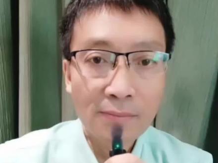 各位朋友,美国Figure AI发了个视频,他们的Figure 03机器人直接在真实客厅里自己收拾屋子——擦桌子、收玩具、钻窄缝,全程没遥控器也没剧本,动作跟真人一模一样!为啥这么厉害?核心是它的Helix 02 AI系统。这系统像套“三层大脑”:顶层负责理解任务(“我要收拾客厅”),中层指挥动作(“先擦这儿再拿玩具”),底层控制手脚平衡(“钻缝别撞东西”)。关键是它能自己学——不用程序员写代码,给它看几次收拾的视频,它就学会了!硬件也升级了:摄像头看得清,指尖能感知3克重量(比羽毛还轻),外壳软乎乎的不伤人,还能无线充电自动补电。简单说,这机器人不再是实验室里的“笨家伙”,是真能在你家干活的“全能管家”!未来可能家家户户都能有个这样的帮手啦!#机器人 #人工智能 #马斯克 #奥特曼 #黄仁勋 @尹烨 @红衣大叔周鸿祎 @雷军