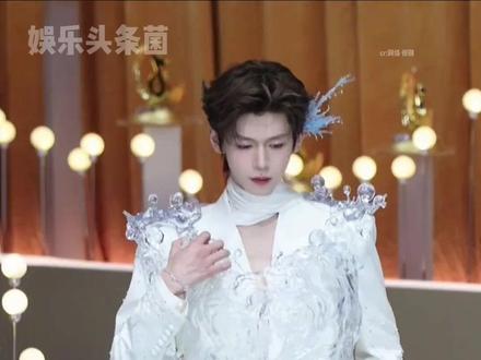 孙恩盛抖颜一的含金量!#孙恩盛 #2025抖音直播盛典 #孙恩盛人鱼王子造型一眼万年 #红毯 #气场全开