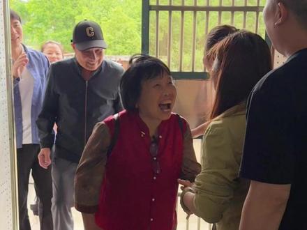 公公婆婆回南昌啦
没想到把妈妈也带过来了
老爸年纪大了去衢州小住的真的很不容易
四姐夫把老爸接回南昌
也是不想让他抵触在外久居能顺着他的心意让他安心一些
之前一直都是父母接我们回老家
不知不觉间,角色悄悄互换…#家庭 #暖心 #情感 #记录真实生活 #婆媳 @二姐❤️ 17早9点防脱洗发水狂欢盛典! @钻妈-15号早9荷馨防脱洗发水618狂欢 @惠惠❤️16早9荷馨防脱洗发水618狂欢 @钻家三胖 @钻爸的古村落生活