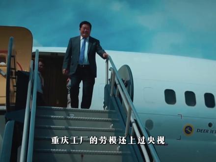 捐160个亿,却挨20年骂,人民群众为何不喜欢曹德旺? 全网热议!慈善捐160亿的曹德旺,为何越用心越挨骂?明明是把小厂干成全球玻璃巨头的实业大佬,40年捐出百亿善款,却被网友骂“抠门”“对员工苛刻”,争议从未停止。
导火索是一段被翻出的旧访谈:曹德旺称“不给员工随便涨工资,怕打乱行业秩序”,被恶意剪辑后,恰逢特斯拉涨薪,谣言“曹德旺炮轰涨薪、宁愿捐款不涨薪”疯传,辟谣也难挡骂声。
《美国工厂》更是让骂声升级,镜头里中国员工两班倒、月休一两天,美国员工却八小时双休还罢工,网友怒批“双标”。再加上他6000平别墅与员工高强度工作的刺眼反差,争议愈演愈烈。
面对质疑,曹德旺直言慈善用个人钱,员工工资高于行业平均,不涨薪是为企业抗风险,逻辑无懈可击,但公众只认情感反差。79岁退休后他投身办学,可这场“企业家生存逻辑”与“公众道德期待”的争论,至今未停。全球每三辆车就有一块福耀玻璃,骂他的人,抬头或许就躲不开他的痕迹。#青年创作者扶持计划 #青年创作者成长计划