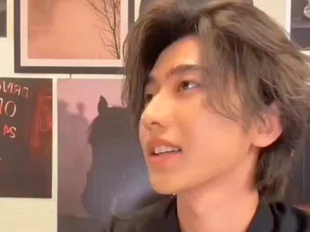 #蔡徐坤#蔡徐坤新专辑KUN#蔡徐坤新歌colder#蔡徐坤直播#抽象
是的,就这样拿着表情包和抽象视频舞到正主面前,贴脸开大(坤坤搞笑part)