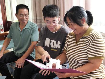 献县闫佳旭收到清华大学录取通知书,1500人村半世纪第一个“清北”学子#献县 #清华大学 #录取通知书 视频来源:献县融媒体中心