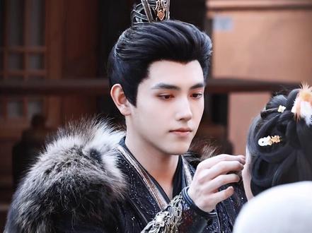 结合《白日提灯》原著和剧版路透, 分析剧情看点和人物设定到底更适合《白日提灯》、《慕胥辞》哪个名字?
首先来说就是剧中的元素,不管是在杀青特辑上,还是预告中中,处处都有灯元素,甚至贺思慕的法器也是灯,其次就是贺思慕、段胥两人都主打一个“不是好东西”,一个不服就打,一个主打见谁杀谁,但是段胥有人间的战场要打,而贺思慕有鬼域的权谋要破,也就注定了二人之间必会有冲突。所以不管是从妆造、剧情,还是路透来看,都很是很贴合白日提灯这个名字,再加上《慕胥辞》这个名字太古偶化了,真的很容易劝退人!#迪丽热巴 #陈飞宇 #魏哲鸣 #白日提灯 #影娱漫谈编辑部