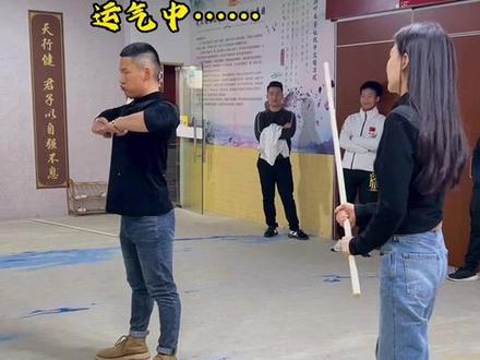 @🍃逍遥龙 没事非要给我表演什么硬气功,还必须拿他的那个棍子,我就不拿!#迷惑行为大赏 #剧情需要请勿模仿