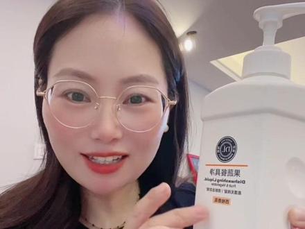 没想到胖东来官方旗舰店购买的几块钱一瓶的,胖东来果蔬餐具净居然真能用来洗食品!#胖东来 #胖东来官方旗舰店 #胖东来果蔬餐具净 #胖东来洗洁精 #热门 @DOU+上热门