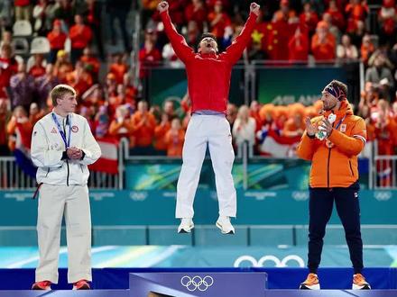 #宁忠岩的金牌含金量有多高 宁忠岩:1500米突破不亚于田径中长跑夺金 米兰当地时间2月19日下午,中国速度滑冰选手宁忠岩在男子1500米比赛中,滑出破奥运纪录的1分41秒98,战胜包括美国夺冠热门乔丹·斯托尔兹(Jordan Stolz)和同组荷兰名将凯尔·内斯(Kjeld Nuis)在内的诸多劲敌,夺得奥运金牌。这是中国代表团本次 #冬奥会冰上项目的首金 ,也是中国男子速滑继高亭宇在北京冬奥会500米折桂后的第二枚奥运金牌。赛后接受采访时,宁忠岩十分激动,表示赛前甚至不相信自己能战胜强大的斯托尔兹。翻过这座“大山”后,他认为自己还能滑得更快,并称对这一突破非常自豪,堪比亚洲选手在田径中长跑项目夺得奥运金牌。(记者 孙晓晨 摄影 魏晓昊)