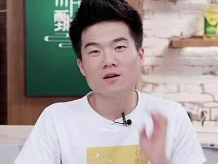 开学了,看看这段董宇辉对孩子们说的话:你的使命是去看世界,然后成为更好的自己,不要质疑你现在做的一道道题,一张张试卷,这都是你打开世界的方式,它们终将送你走向更远的远方!