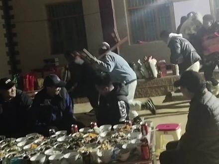 1月15日,云南石林。氛围值拉满!彝族小伙们吃完杀猪饭,每个人抱着一个物件儿跳舞。