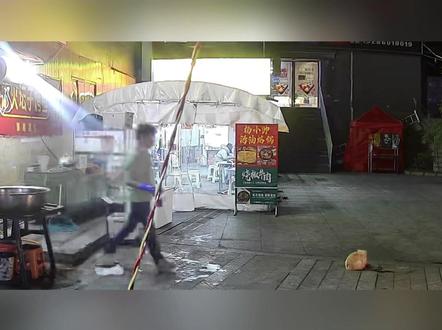 老板投喂流浪猫,离开后两秒花盆从天而降,他的善良让他躲过一劫 #流浪猫 #流浪猫报恩 #好人有好报