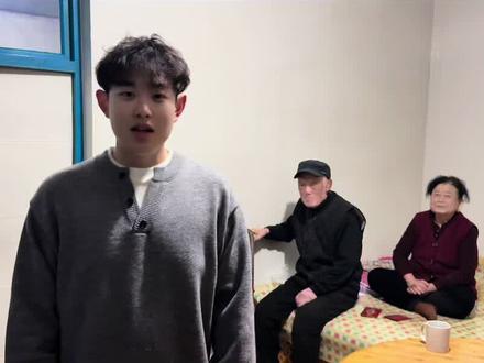 每年过年我都要给长辈们磕头拜年 这是我从小到大 一直坚持的事情 我很喜欢 因为生活需要仪式感!这样他们也很开心 你们现在拜年还磕头吗?#熊伦 #妈妈小伙 #磕头拜年 #除夕快乐