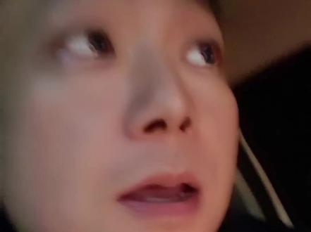 先生啊,你也不必太过担忧,我痴心虽执,贪恋尚稚,只消你背身放手,我便可重新沉入这浮世洪流。先生。你大抵不能明白。如我这般程度爱你的人。一坐一卧,都如堕陡渊。一蔬一饭,都似吞苦海,即使泣咽。都很难捱,可是先生啊,你又不能明白,如我这般爱的亡命之徒是最肯捱的。便是捱到鹤迷津渡。捱到涯岸荒芜。捱到这海上生出路来。捱到眸底,再也敛不住这半分苦。哪怕捱到这遥遥三途,只要不死,便都不算输,先生啊,我半生磊落,从不贪图痴恋,但是对于你,我却有所图。我图你襟上雪。图你眉下雾,图你袖底洇成烟霞一般的归处,却不想,这一切尽是妄图了。#淘伯伯的恋爱经