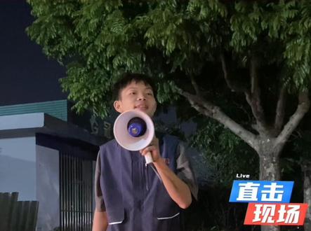 #烤鸡少年灵魂九问 你会不会飘?三分钟精华版#烤鸡少年 #深圳烤鸡少年,因为其14岁开始创业,岁创办年收入数百万的烧烤店,引起社会广泛关注和各大媒体争先报道,一时间火遍全网,大家会很好奇,在为他未能继续就读之余,也好奇为什么他小小年纪就如此的懂事、孝顺、敬业、感恩、吃苦耐劳,我们特意来到少年烤鸡店,向烤鸡少年提出了灵魂九问,他也给了我们满意的精彩的回答。#烤鸡少年小陈 #李维刚