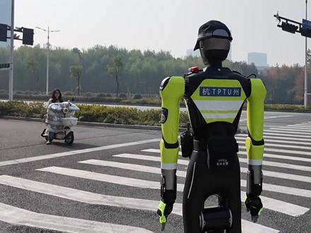一声“同志”喊得你乖乖听话, #杭州AI交警“杭行1号”黑科技初体验 ,AI机器人管交通,杭州也太赛博朋克了 #科技创新 #浙江dou知道 @抖音小助手