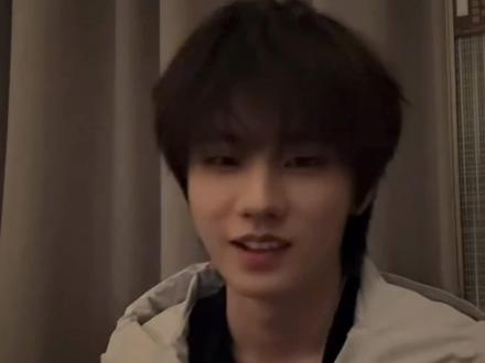 张子墨无妄之灾…我孩子口都没开就把破音的锅甩在他身上?一首歌本来只分到两句词,太原这么冷只有一件薄薄的马甲,妆造也是敷衍的。大家都看过墨墨予你g5头音,这种实力也要被甩锅真是无妄之灾😄
#tfing #湖南卫视元宵喜乐会 #时代峰峻 #无妄之灾