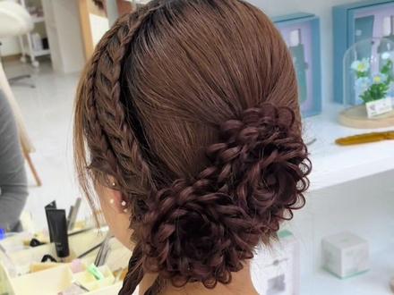 唯美新中式编发,把三股抽丝跟春天的花完美搭配,让花朵盛开在头上。#编发教程 #美出高级感 #新中式 #春日出游发型