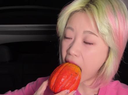吃吃199一个的外网同款仿真大水果!!! 咬得面目狰狞。拍完飞速回家冷冻没吃完的了,太金贵了。#吃甜品主播 #吃播 #外网同款仿真水果 #太贵了太贵了 #爱吃食物的女孩子 #五一美食判官已上线