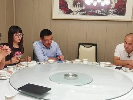 商务饭局座次安排要围绕着主位进行,首先确定谁坐主位,然后按照职务尊卑,年龄长幼,先女后男的原则安排其他人员!#商务宴请 #座次礼仪