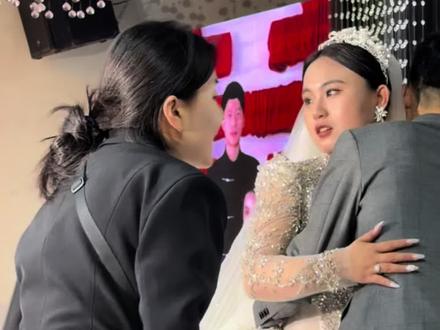 婚礼拥抱,99%的新人都抱错了❌
正确姿势来了👇
✅同时上右脚——避免身体打架
✅新娘头朝外——拍出来是新娘脸,显瘦
✅新郎手放低——别挡脸,别挡光
一个拥抱都有讲究
我是新娘管家栗子,专抠细节✨#管家栗子#邯郸新娘管家 #临漳新娘管家 #婚礼仪式