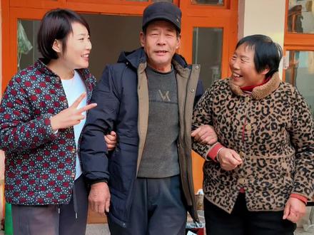 #手工制作香肠 坐标山东,灌香肠模式一开启,年味直接拉满!热腾腾的馒头夹上一根香肠的幸福,大概只有山东人懂吧#灌肠 #家乡美食 #新鲜出炉