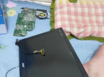 宏基笔记本拆机,知道为什么这个牌子电脑卖的不行了,拆个键盘把整个电脑全拆了。