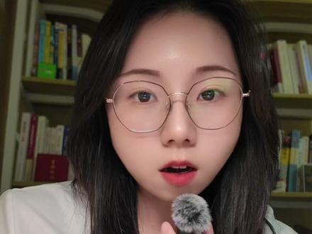 夫妻间或向好友发送不雅照算违法?澄清了 大家最近是不是刷到很多“2026年1月1日起,私发好友不雅照片、视频最高拘15天、罚款5000”的消息?
那有人问了——情侣间发个亲密照片、朋友间传个有点露的表情包,难道都要违法了?甚至我看到一条特别有趣的调侃,有个博主说如果真的是这样,那他和闺蜜将无话可说。
总之,“向好友发不雅照片、视频算违法”属于误读,它既不是《中华人民共和国治安管理处罚法》的新增内容,也不是未来的执法重点领域。这一条主要是对未成年人的保护。旨在防止向未成年人传播银灰物品。
今天就带大家看看新修订的《治安管理处罚法》第80条,来看看法律规定到底应当如何理解?彻底纠正这个流传甚广的误读。#法律 #律师 #热点 #抖来普法2025 #深度理性计划