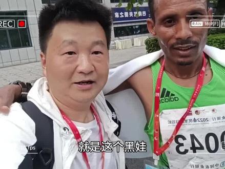 重庆半程马拉松在巴南开跑!黑人又赢了,中国人得了第三名! #陆海之约2023畅享巴南 #重庆半程马拉松