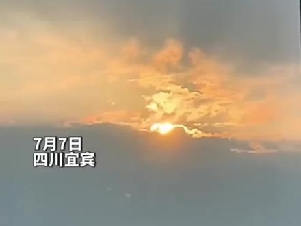 网友拍下“双日凌空”景象,难道太阳也要换班?