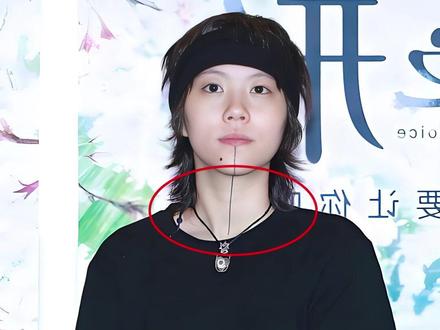 明明窦靖童下巴有“虾线”,为何会和李嫣的兔唇同时消失?了解后才懂姐妹情深#窦靖童 #李嫣 #王菲 #内容启发搜索 #影娱热点团