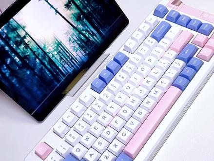 迈从x75开箱啦
是谁拥有两个迈从x75呢
是我是我还是我
两个轴体验下来
我更喜欢琉光冰淇淋轴
风信子香脆,冰淇淋轴手感顺滑
#机械键盘 #好物推荐🔥 #游戏外设 #键盘 #数码科技
