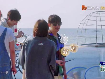 何老师说不能叹气,叹气显得人没精神,把气吸回来,回收好运气🍀#向往的生活 #何老师是人间四月天