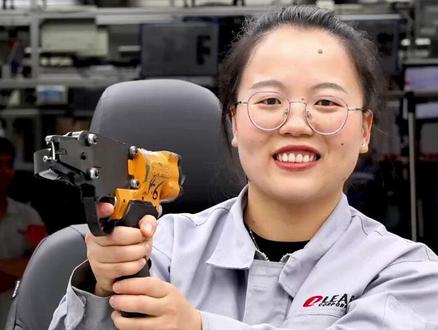 走进李尔长安(杭州)汽车座椅有限责任公司,听听车间改善专员董小金的小康心声。#美好生活in钱塘 #幸福in杭州