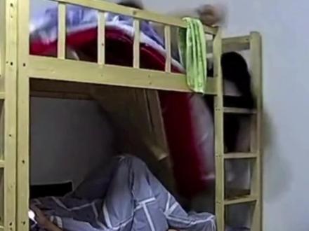 男生爬上床压塌床板,下铺室友看手机笑出鹅叫..#宿舍