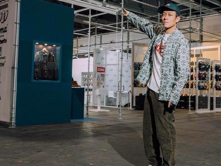 由 CLOT 呈现,沉浸式创意空间「ZONE」登陆 ComplexCon 香港站。
陈冠希希望通过「ZONE」打破潮流领域的传统界限,树立了一个独特的跨界文化标杆,让每一位潮流爱好者都能成为这一文化运动的一部分。
COMPLEXCON 香港 2025
📅 日期:2025 年 3 月 21 日 - 3 月 23 日
📍 地址:亚洲国际博览馆(香港赤鱲角航展道 1 号八号馆 C14)
🔹 展会开放时间:
📆 3 月 21 日(周五):14:00 - 21:00
📆 3 月 22 日(周六):10:00 - 21:00
📆 3 月 23 日(周日):10:00 - 21:00
*「ZONE」品牌列表:CLOT、sacai、DR. WOO、NEIGHBORHOOD、Subcrew、MOJO、XGALX、AMBUSH®、Hima COFFEE & KAKIGORI、PRESTIGE、OBJECTIVE COLLECTIBLES、ghostwrite、RIFARE CO.、4PK
#CLOT #CLOTZONE #COMPLEXCONHK