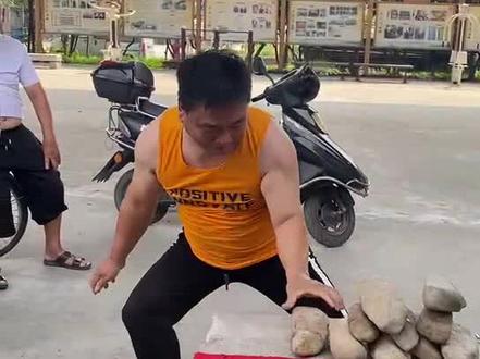 中国铁手,徒手劈石快速连续劈断十四块鹅卵石。