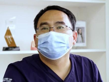 智齿到底拔不拔,看完少走弯路
智齿是人类口腔内牙槽骨上最里面的第三颗磨牙,一般在 16 - 25 岁左右萌出。有的人智齿能正常生长,位置正、有对咬牙,也不发炎,这种情况下,智齿可以不用拔,留着它好好 “工作” 就行。 但如果智齿出现下面这些情况,那真的别犹豫,赶紧拔掉!
1⃣智齿反复发炎:这是最常见的情况啦。智齿萌出不全,周围的牙龈就容易藏污纳垢,滋生细菌,引起智齿冠周炎,又肿又疼,严重的还会影响张嘴和吞咽,真的太遭罪了。
2⃣智齿龋坏:如果智齿长歪了,清洁起来特别困难,很容易就会蛀牙。一旦龋坏严重,不仅疼,还可能影响邻牙健康。
3⃣智齿顶到邻牙:有些智齿会横着长或者斜着长,慢慢把前面的牙齿顶歪,导致牙列拥挤,还可能引起邻牙牙根吸收,到时候后悔都来不及。
4⃣没有对咬牙:如果上面或下面的智齿没有对应的咬合牙,它就会一直生长,甚至长到咬到对侧牙龈,这种情况也需要拔掉。#牙齿保护计划 #智齿 #口腔健康 #牙齿护理 #智齿一定要拔吗